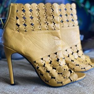 Yellow Booty With Unique Design